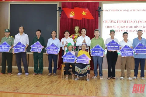 Bí thư Đảng ủy Khối các cơ quan Trung ương Nguyễn Văn Thể và Phó Bí thư Thường trực Đảng ủy Lại Xuân Lâm trao tặng kinh phí xây dựng nhà tình nghĩa cho 10 hộ gia đình thương binh, liệt sỹ có hoàn cảnh khó khăn tại huyện Thường Xuân. (Nguồn: Báo Thanh Hóa)