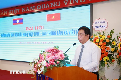 Ông Nguyễn Tuấn Hùng, Phó Tổng giám đốc TTXVN, Chi hội trưởng Chi hội Hữu nghị Việt Nam-Lào phát biểu khai mạc đại hội. (Ảnh: Phương Hoa/TTXVN)