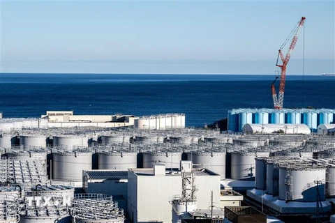 Các bể chứa nước thải nhiễm xạ tại nhà máy điện hạt nhân Fukushima Daiichi ở Okuma, tỉnh Fukushima, Nhật Bản. (Ảnh: AFP/TTXVN)