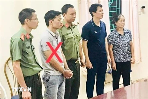 Cơ quan An ninh điều tra thực hiện Lệnh bắt bị can để tạm giam đối với Nguyễn Thanh Tâm. (Ảnh: TTXVN phát)