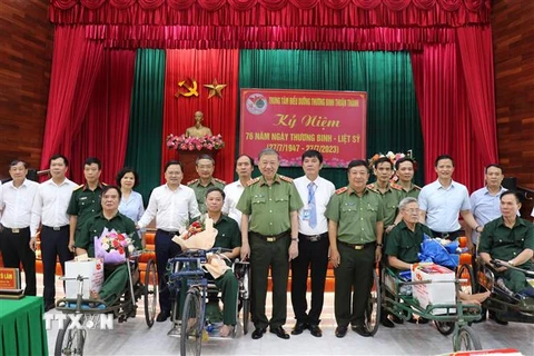 Bộ trưởng Bộ Công an Tô Lâm cùng các đại biểu và thương, bệnh binh tại Trung tâm điều dưỡng thương binh Thuận Thành. Ảnh: Thanh Thương/TTXVN)