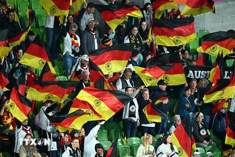 Cổ động viên Đội tuyển Nữ Đức trong trận đấu gặp Tuyển Nữ Maroc. (Ảnh: THX/TTXVN)