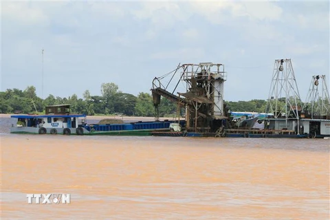 Phương tiện khai thác cát trên sông Tiền, đoạn thuộc xã An Phong, huyện Thanh Bình, tỉnh Đồng Tháp. (Ảnh: Nhựt An/TTXVN)