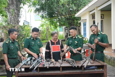 Các loại súng được lực lượng Bộ đội Biên phòng thu giữ tại xã Krông Na, huyện Buôn Đôn. (Ảnh: Tuấn Anh/TTXVN)