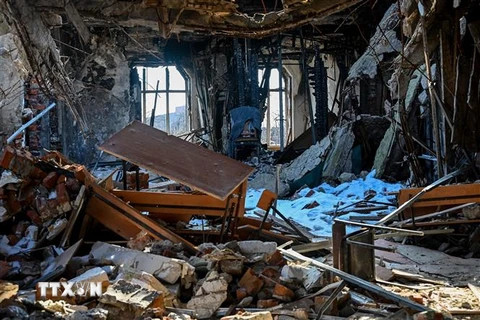Bên trong tòa nhà Trường đại học Kharkiv ở vùng Kharkiv, Ukraine bị phá hủy do xung đột. (Ảnh: AFP/TTXVN)