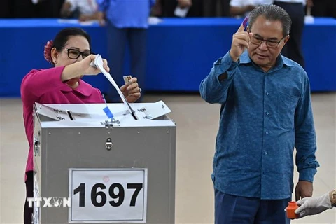 Cử tri bỏ phiếu bầu Quốc hội tại điểm bầu cử ở tỉnh Kandal, Campuchia. (Nguồn: AFP/TTXVN)