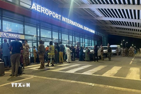 Công dân Pháp và một số quốc gia châu Âu chờ được sơ tán tại nhà chờ sân bay quốc tế Diori-Hamani ở Niamey, Niger. (Ảnh: AFP/TTXVN)