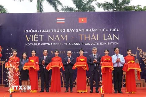 Cắt băng khai mạc Không gian trưng bày sản phẩm tiêu biểu Việt Nam-Thái Lan. (Ảnh: Thanh Thủy/TTXVN)