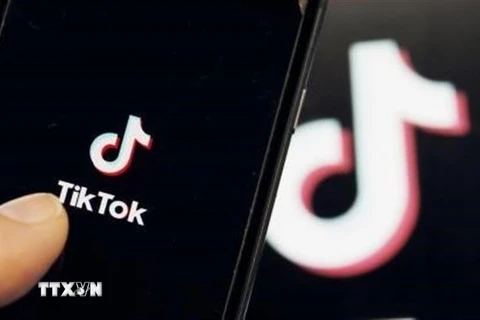 Biểu tượng TikTok trên màn hình điện thoại. (Ảnh: Kyodo/TTXVN)