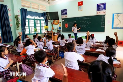 Giờ học Tiếng Việt của các em học sinh lớp 1. (Ảnh: Hồng Đạt/TTXVN)
