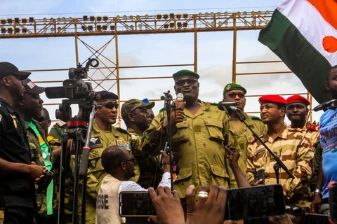 Các thành viên của chính quyền quân sự Niger dự cuộc biểu tình tại Sân vận động Seini Kountche ở thủ đô Niamey trong ngày 6/8. (Nguồn: Reuters)