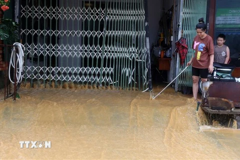 Mưa lớn làm ngập một số hộ gia đình tại xã Cốc San, thành phố Lào Cai. (Ảnh: Quốc Khánh/TTXVN)