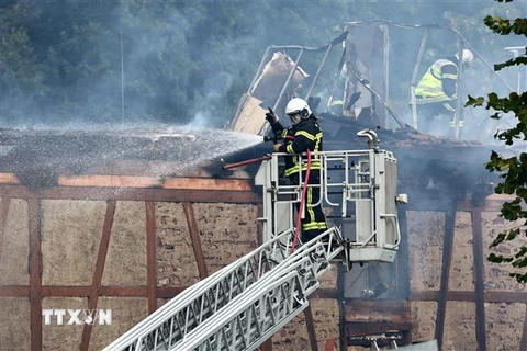 Lực lượng cứu hỏa làm nhiệm vụ tại hiện trường vụ cháy nhà nghỉ dưỡng ở Wintzenheim, miền Đông Pháp, ngày 9/8/2023. (Ảnh: AFP/TTXVN)