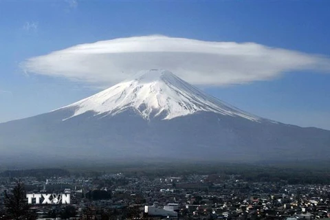 Núi Phú Sĩ được coi là biểu tượng linh thiêng và là hình tượng văn hóa nghệ thuật đặc trưng của Xứ sở Hoa anh đào. (Ảnh: Kyodo/TTXVN)