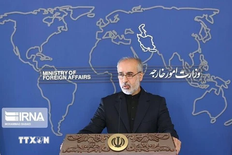 Người phát ngôn Bộ Ngoại giao Iran Nasser Kanaani phát biểu tại cuộc họp báo ở Tehran. (Ảnh: IRNA/TTXVN)