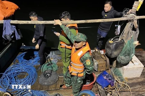 Tổ tuần tra kiểm soát xã Tiên Lãng, huyện Tiên Yên phát hiện và bắt giữ các tàu khai thác thủy sản trái phép. (Ảnh: TTXVN phát)