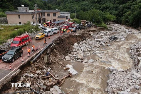 Hiện trường vụ lở đất do mưa lớn tại ngoại ô Tây An, tỉnh Thiểm Tây, Trung Quốc. (Ảnh: THX/TTXVN)