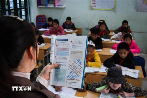 Học sinh lớp 6 tại huyện vùng cao Hà Giang trong tiết học tiếng Anh. (Ảnh: Nam Thái/TTXVN)