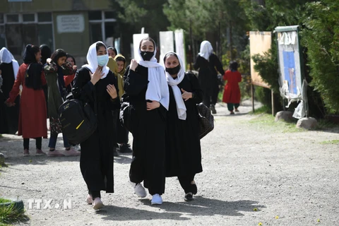 Các nữ sinh tới trường ở Kabul, Afghanistan. (Ảnh: AFP/TTXVN)