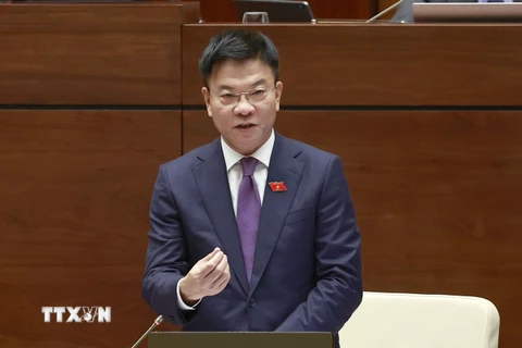 Bộ trưởng Bộ Tư pháp Lê Thành Long trả lời chất vấn. (Ảnh: Doãn Tấn/TTXVN)