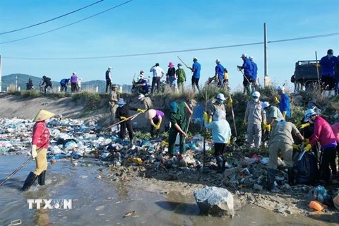Các lực lượng ra quân thu gom rác thải ở phường Phổ Thạnh. (Ảnh: Phạm Cường/TTXVN)