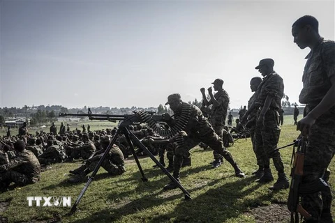 Binh sỹ thuộc Lực lượng quốc phòng Ethiopia tham gia huấn luyện tại Dabat, cách thành phố Gondar 70km về phía Đông Bắc. (Ảnh: AFP/TTXVN)