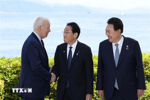 Tổng thống Mỹ Joe Biden, Tổng thống Hàn Quốc Yoon Suk Yeol và Thủ tướng Nhật Bản Fumio Kishida tại cuộc gặp bên lề Hội nghị thượng đỉnh Nhóm các nước công nghiệp phát triển (G7) ở Hiroshima, Nhật Bản ngày 21/5. (Ảnh: AFP/TTXVN)