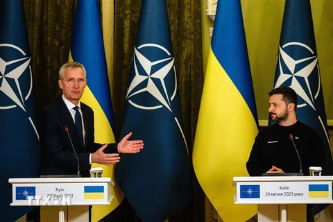 Tổng Thư ký NATO Jens Stoltenberg (trái) và Tổng thống Ukraine Volodymyr Zelensky trong cuộc họp báo tại Kiev ngày 20/4. (Ảnh: AFP/TTXVN)