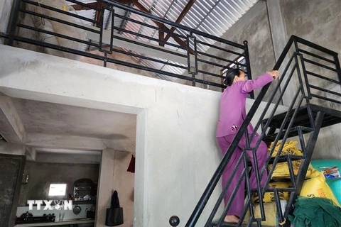 Gia đình bà Phan Gái (xã Quảng Phước, huyện Quảng Điền) vui mừng được "thay áo" cho mái nhà tranh vách gỗ bằng một ngôi nhà mới "3 cứng" có gác lửng an toàn. (Ảnh: Mai Trang/TTXVN)