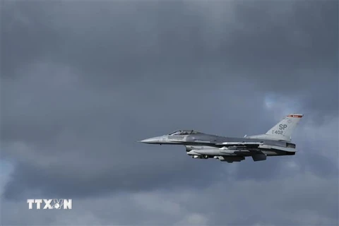 Máy bay chiến đấu F-16 của Không lực Mỹ cất cánh tại căn cứ không quân Spangdahlem, Đức. (Ảnh: AFP/TTXVN)