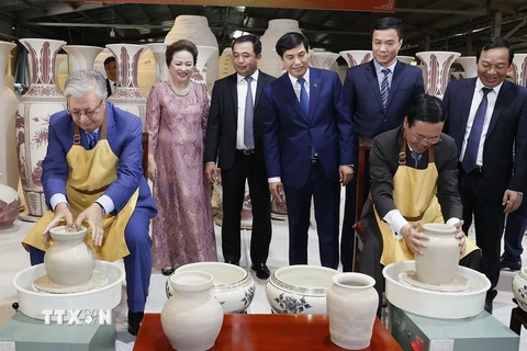 Chủ tịch nước Võ Văn Thưởng và Tổng thống Kazakhstan Kassym-Jomart Tokayev trải nghiệm quá trình làm gốm. (Ảnh: Thống Nhất/TTXVN)