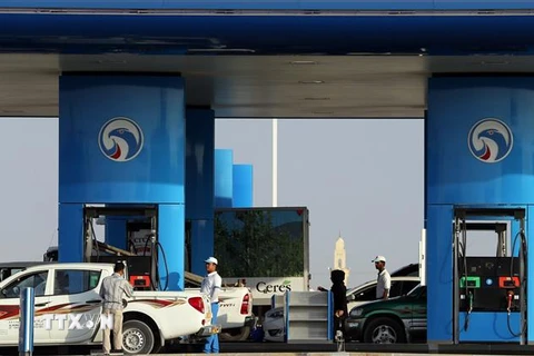 Người dân đổ xăng tại trạm xăng ở Dubai, Các tiểu vương quốc Arab thống nhất (UAE). (Nguồn: AFP/TTXVN)