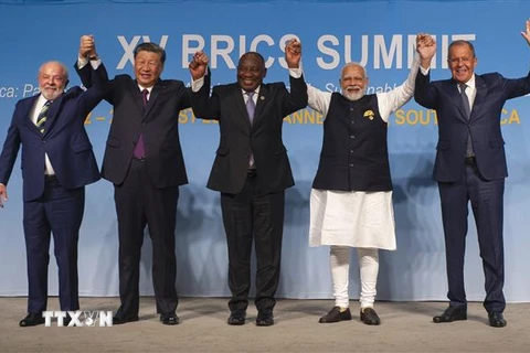 (Từ trái sang): Tổng thống Brazil Luiz Inacio Lula da Silva, Chủ tịch Trung Quốc Tập Cận Bình, Tổng thống Nam Phi Cyril Ramaphosa, Thủ tướng Ấn Độ Narendra Modi và Ngoại trưởng Nga Sergei Lavrov tại Hội nghị Thượng đỉnh BRICS ở Johannesburg (Nam Phi). (Ản