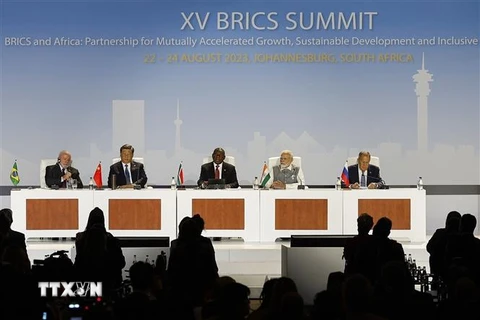 (Từ trái sang): Tổng thống Brazil Luiz Inacio Lula da Silva, Chủ tịch Trung Quốc Tập Cận Bình, Tổng thống Nam Phi Cyril Ramaphosa, Thủ tướng Ấn Độ Narendra Modi và Ngoại trưởng Nga Sergei Lavrov tại Hội nghị thượng đỉnh BRICS ở Johannesburg (Nam Phi). (Ản