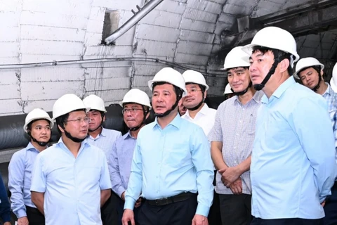 Bộ trưởng Bộ Công Thương cùng lãnh đạo tỉnh Quảng Ninh trực tiếp vào kiểm tra đường lò khu vực Cánh Gà. (Nguồn: Báo Công Thương) 