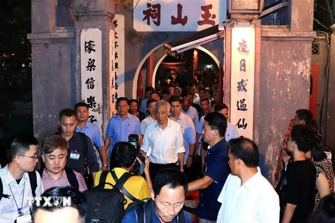 Thủ tướng Cộng hòa Singapore Lý Hiển Long tham quan Đền Ngọc Sơn. (Ảnh: An Đăng/TTXVN)