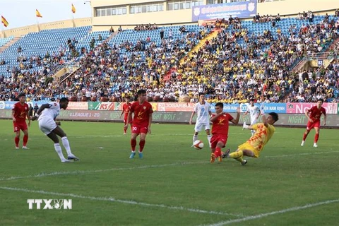 Tình huống bóng nguy hiểm trong trận đấu giữa Câu lạc bộ Thép Xanh Nam Định (áo trắng) và Hồng Lĩnh Hà Tĩnh. (Ảnh: Công Luật/TTXVN)
