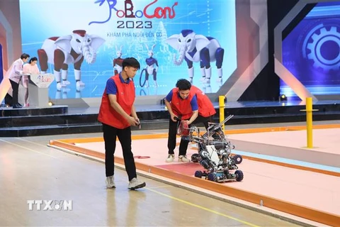 Một tình huống thi đấu giữa các đội tại Vòng Chung kết Cuộc thi Robocon Việt Nam 2023. (Ảnh: Công Luật/TTXVN)