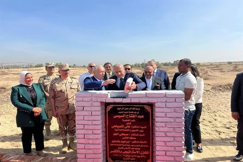 Bộ trưởng Cung ứng và Thương mại Nội địa của Ai Cập đặt viên gạch nền móng xây dựng kho lương thực chiến lược ở tỉnh Luxor. (Nguồn: The Star)