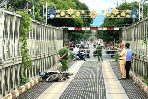 Cơ quan công an khám nghiệm hiện trường vụ việc tại cầu sắt huyện Đạ Tẻh. (Nguồn: Báo Lâm Đồng)