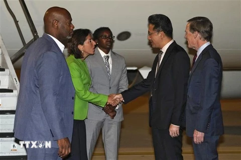 Quan chức Bộ Thương mại Trung Quốc Lin Feng (thứ 2, phải) cùng Đại sứ Mỹ tại Trung Quốc Nicholas Burns (phải) đón Bộ trưởng Thương mại Mỹ Gina Raimondo (thứ 2, trái) tại sân bay quốc tế Bắc Kinh. (Ảnh: AFP/TTXVN)