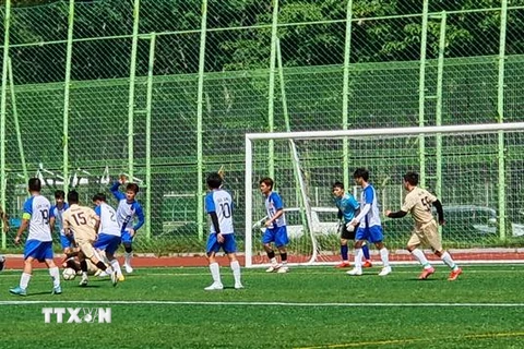Một pha tranh bóng giữa đội Bukbu và Đất Việt tại Giải vô địch Bóng đá VFAK Yeongnam Cup 2023. (Ảnh: TTXVN phát)