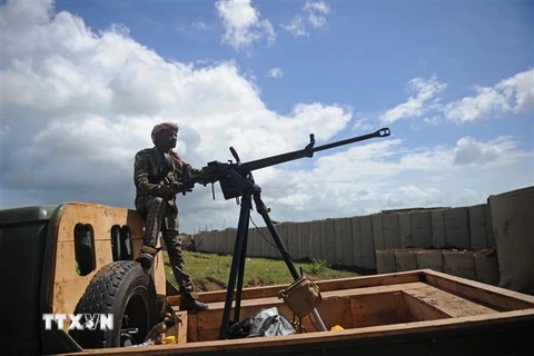 Binh sỹ Somalia tuần tra tại khu vực Sanguuni, cách Mogadishu 450km về phía Nam. (Ảnh: AFP/TTXVN)