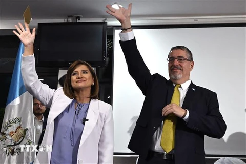 Tổng thống đắc cử của Guatemala Bernardo Arevalo (phải) và Phó Tổng thống Karin Herrera sau khi kết quả bầu cử được công bố, tại Guatemala City. (Ảnh: AFP/TTXVN)