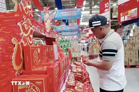 Người tiêu dùng Thành phố Hồ Chí Minh chọn mua bánh Trung Thu. (Ảnh: Mỹ Phương/TTXVN)