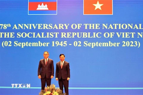 Ông Nguyễn Huy Tăng (phải), Đại sứ Việt Nam tại Vương quốc Campuchia, và ông Sok Chenda Sophea, Phó Thủ tướng, Bộ trưởng Ngoại giao và Hợp tác Quốc tế Vương quốc Campuchia tại sự kiện. (Ảnh: Huỳnh Thảo/TTXVN)