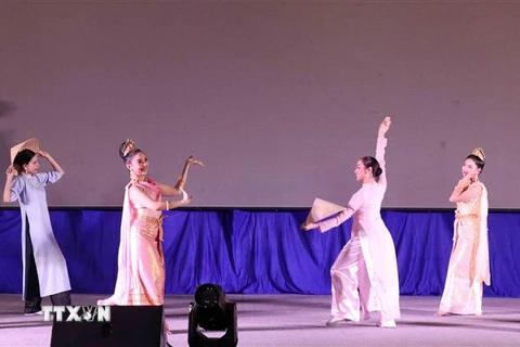 Tiết mục múa "Tình hữu nghị Thái Lan-Việt Nam" các sinh viên Việt Nam biểu diễn. (Ảnh: Xuân Khu/TTXVN)
