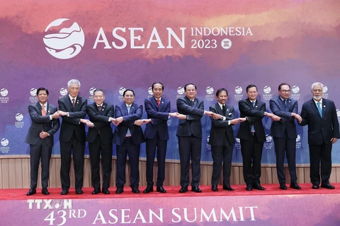 Thủ tướng Phạm Minh Chính và các Trưởng đoàn tham dự Phiên họp hẹp Hội nghị Cấp cao ASEAN lần thứ 43. (Ảnh: Dương Giang/TTXVN)