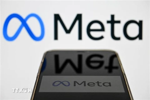 Biểu tượng Meta trên màn hình điện thoại. (Ảnh: AFP/TTXVN)