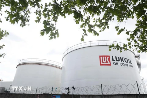 Các bể chứa dầu thuộc công ty Lukoil của Nga tại Brussels, Bỉ. (Ảnh: AFP/TTXVN)